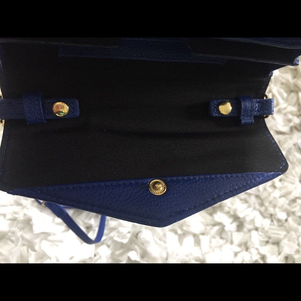 Crossbody Smartphone Wallet - Picture 4 of 7